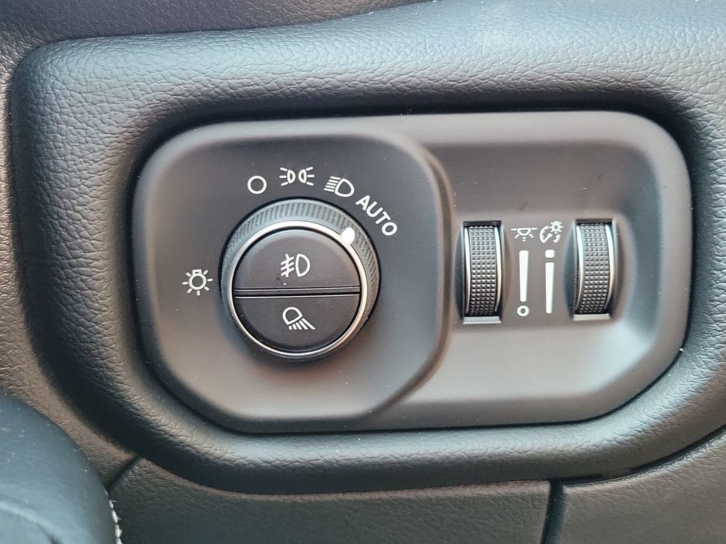 New 2026 RAM 3500 Laramie AWD/4WD image 38
