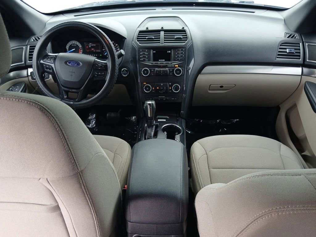 Used 2018 Ford Explorer XLT image 10