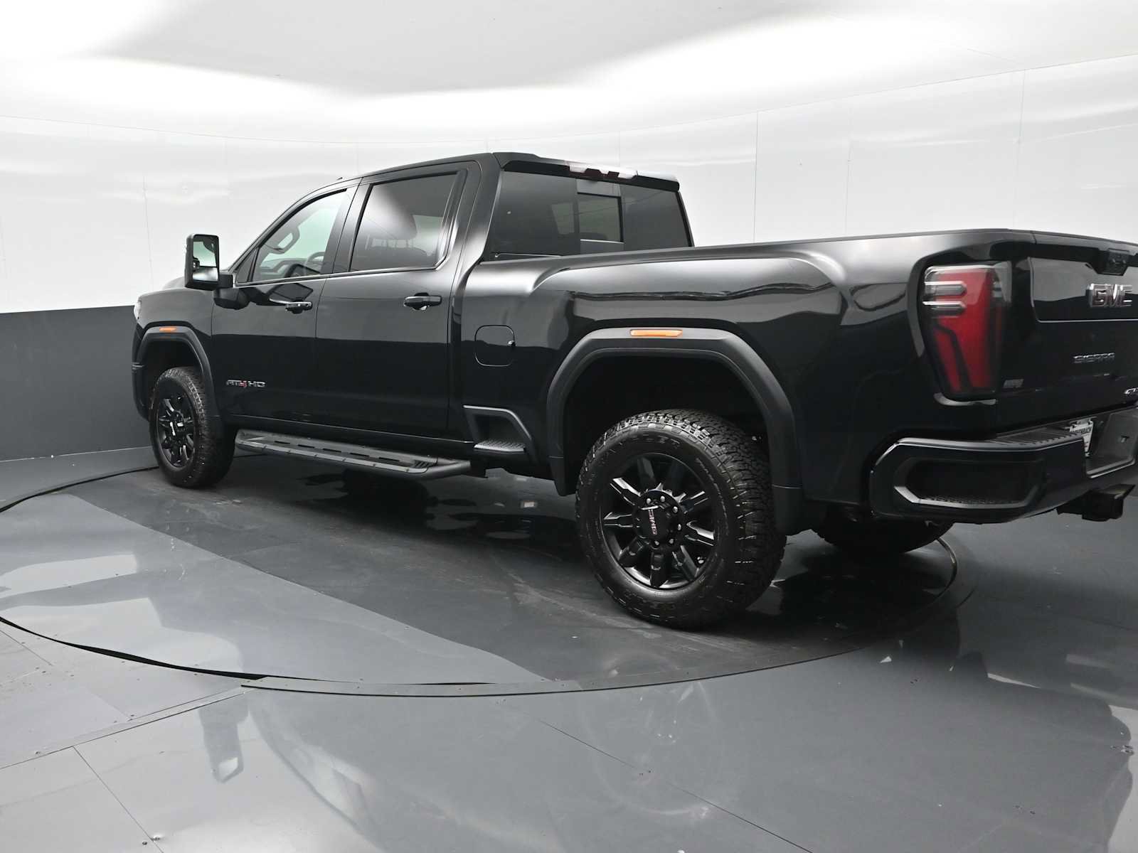 Used 2024 GMC Sierra 2500 AT4 w/ AT4 Preferred Package AWD/4WD image 7