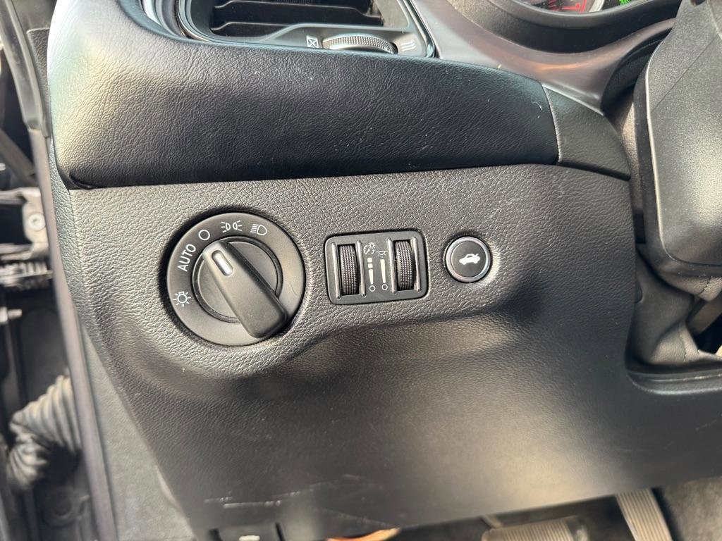 Used 2015 Dodge Challenger SXT image 17