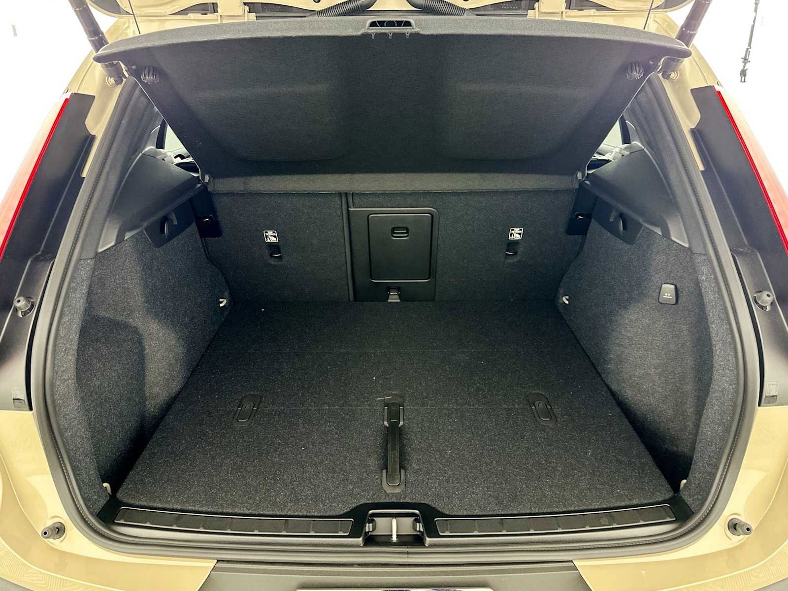 Used 2025 Volvo XC40 B5 Plus w/ Climate Package image 24