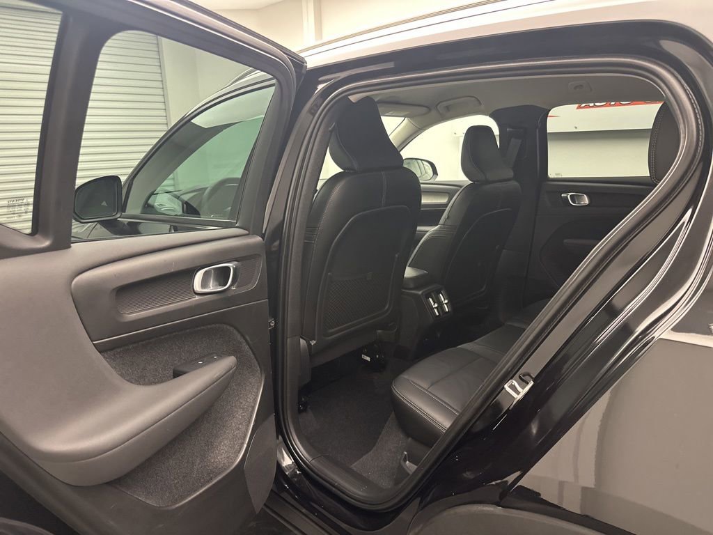 Used 2023 Volvo XC40 B5 Core image 6