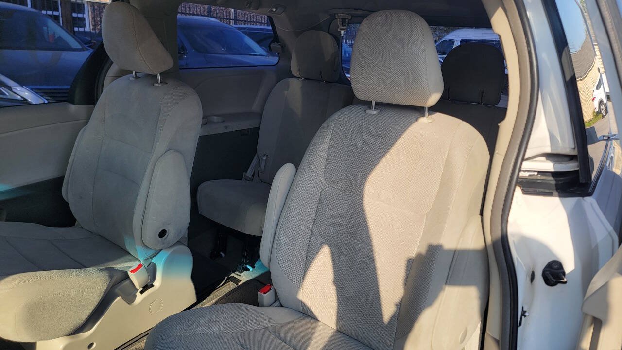 Used 2014 Toyota Sienna L FWD image 17