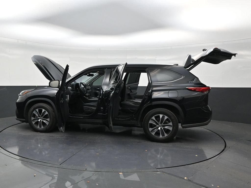 Used 2021 Toyota Highlander XLE FWD image 30