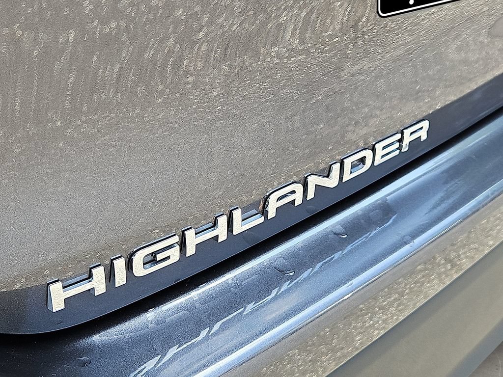 Used 2025 Toyota Highlander LE AWD/4WD image 30