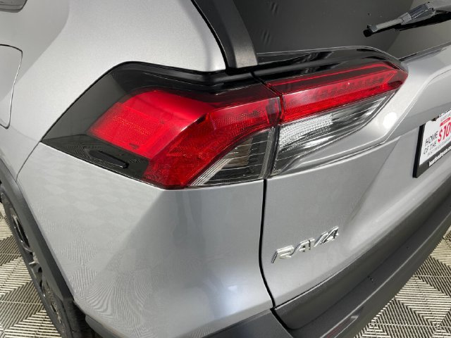 Used 2020 Toyota RAV4 LE AWD/4WD image 18