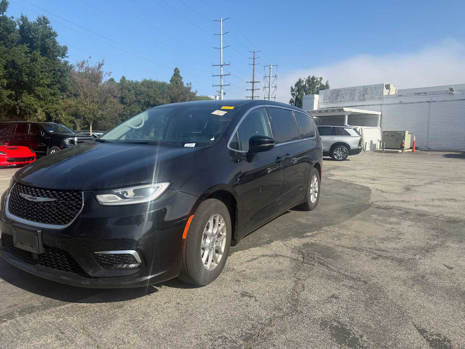 Used 2024 Chrysler Pacifica Touring-L image 2