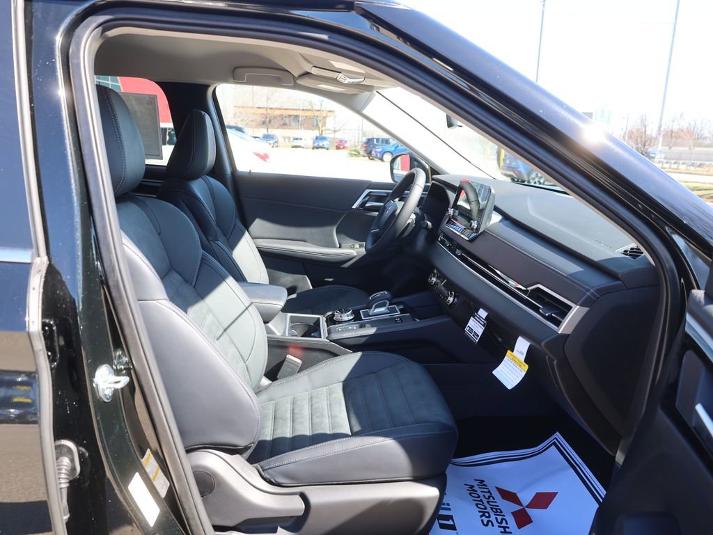 New 2025 Mitsubishi Outlander SE image 14