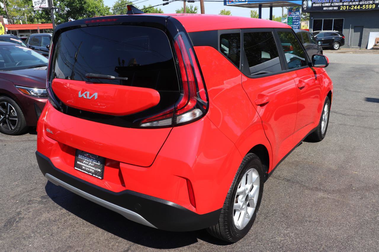 Used 2023 Kia Soul LX w/ LX Technology Package FWD image 5