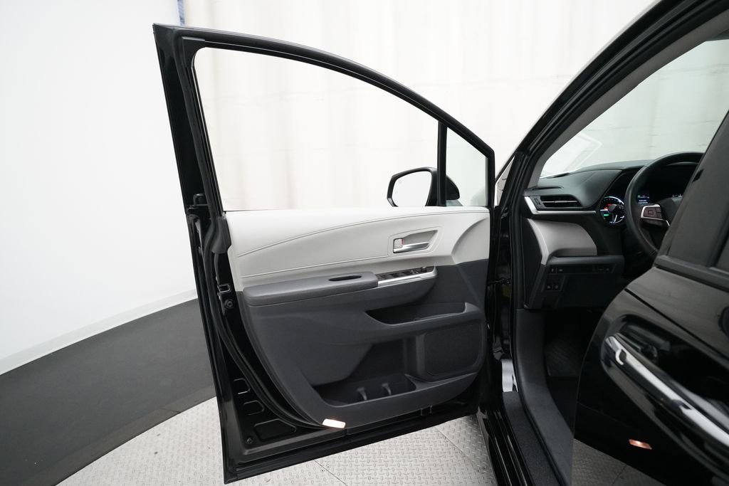 Used 2023 Toyota Sienna XLE FWD image 29