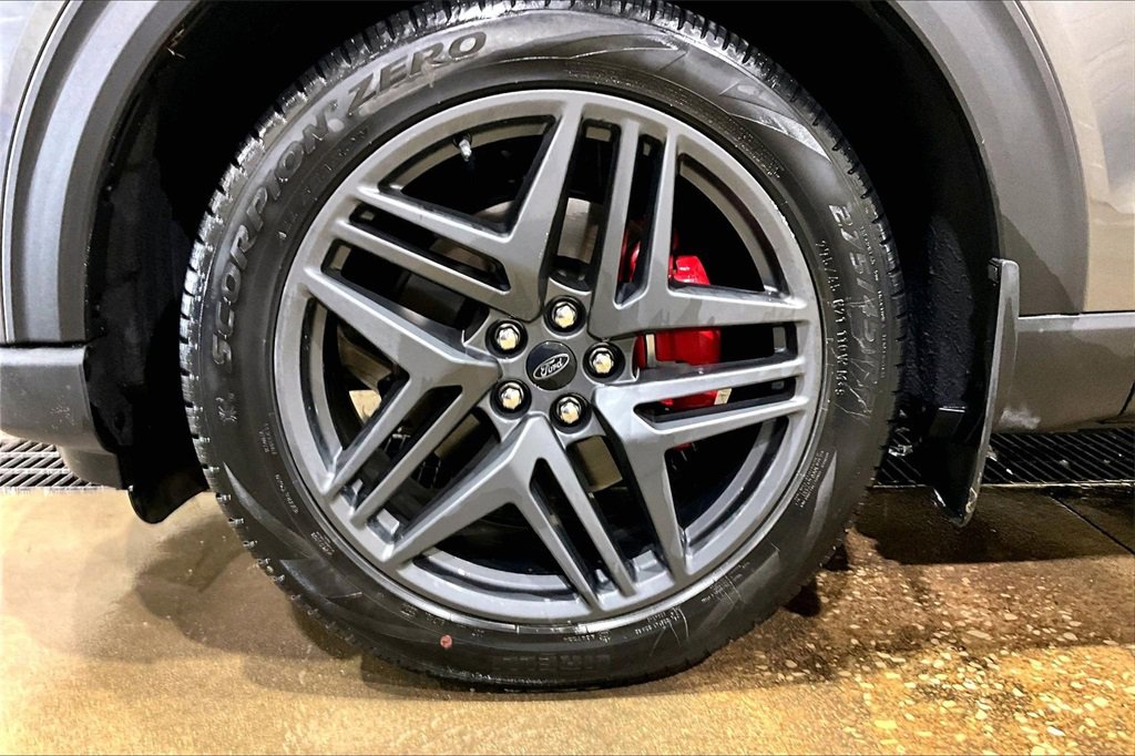 Used 2025 Ford Explorer ST-Line w/ ST-Line Street Pack image 9