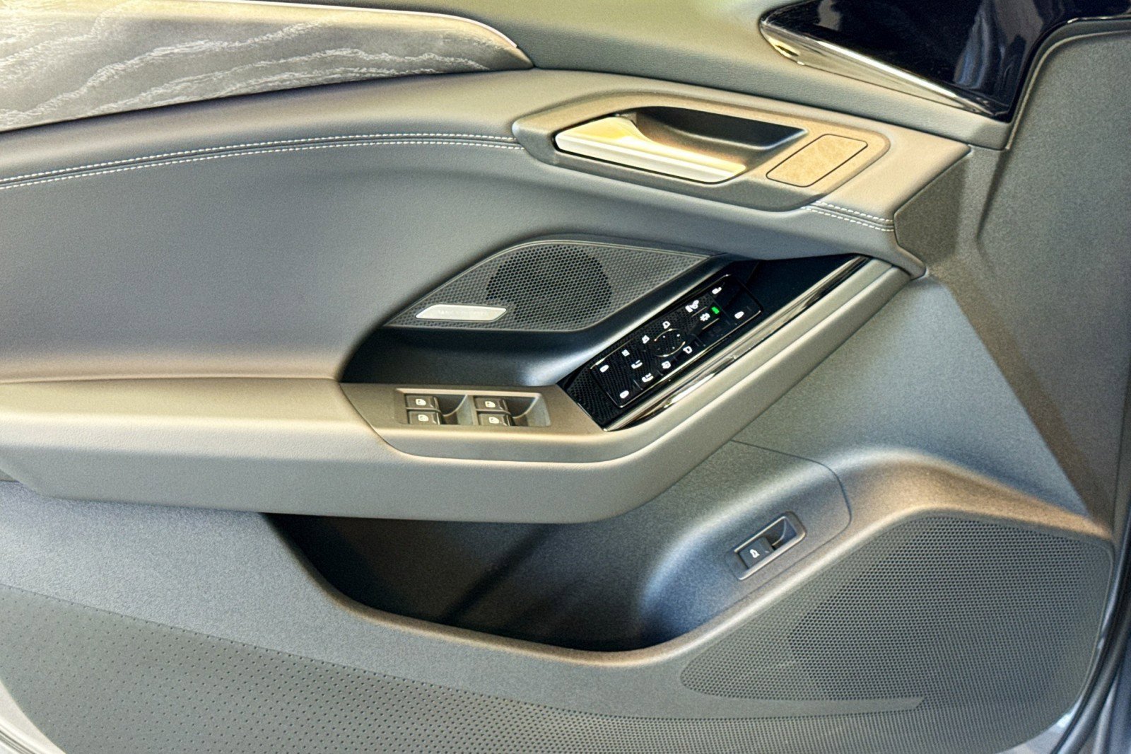 Used 2025 Audi A6 e-tron Prestige w/ Black Warm Weather Package image 16