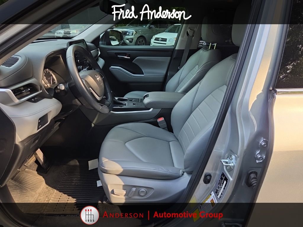 Used 2022 Toyota Highlander XLE FWD image 3