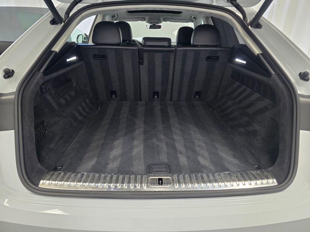 Used 2021 Audi Q8 Prestige w/ Prestige Package image 11