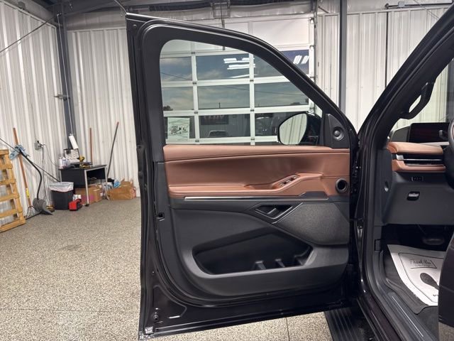 Used 2025 Lincoln Navigator Reserve AWD/4WD image 7
