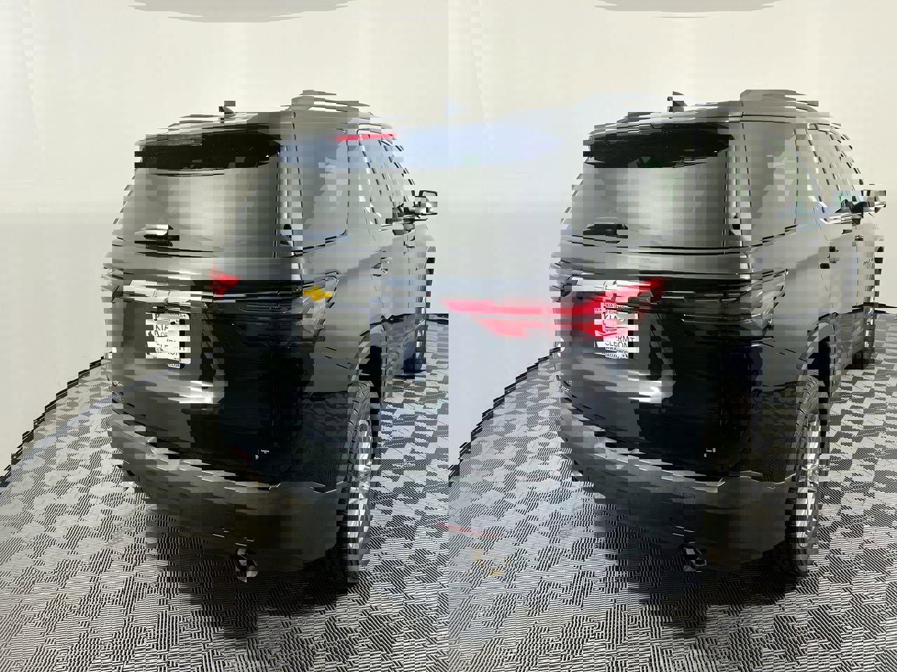 Used 2023 Chevrolet Traverse LT image 3