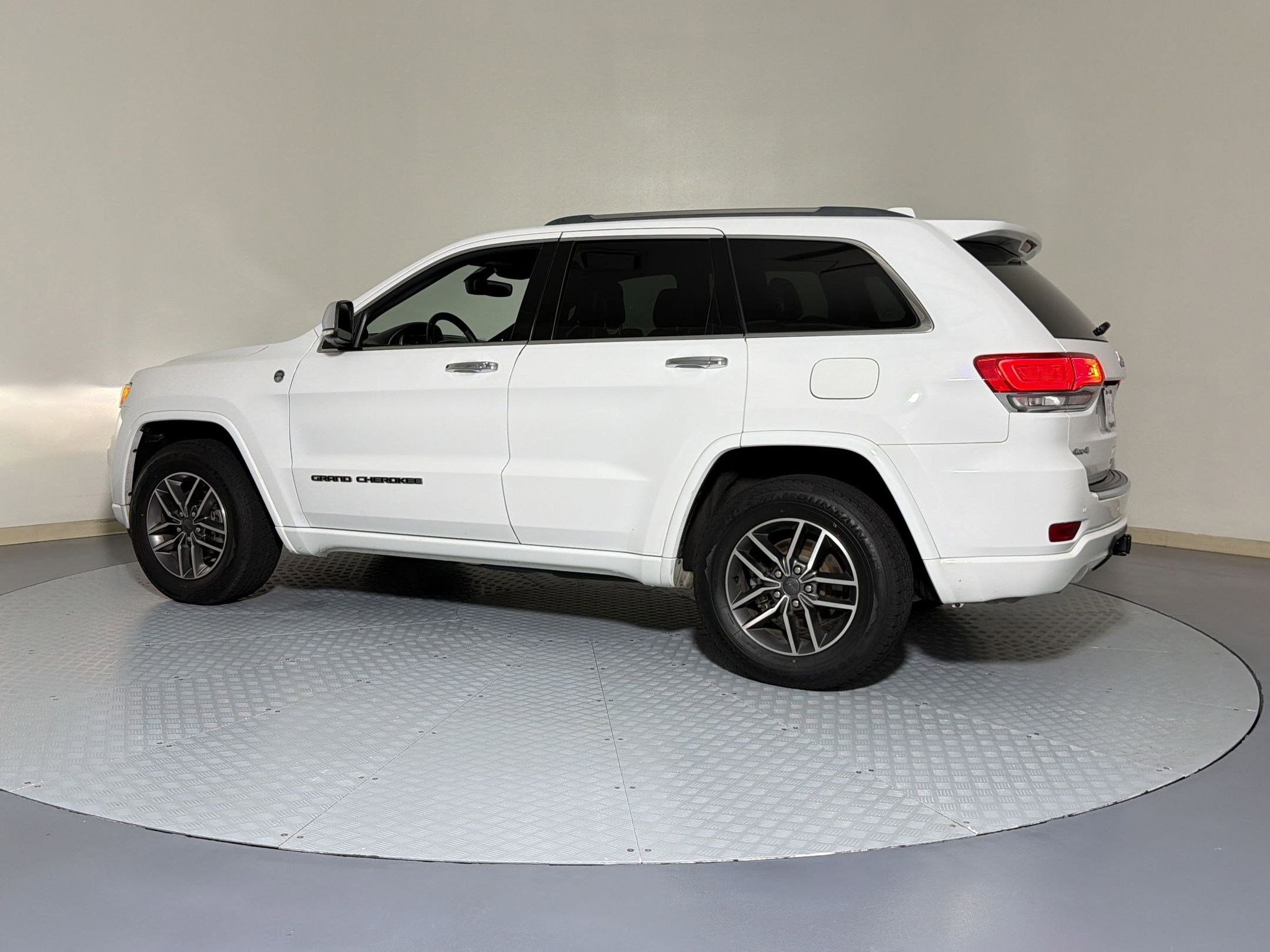 Used 2020 Jeep Grand Cherokee Overland AWD/4WD image 3