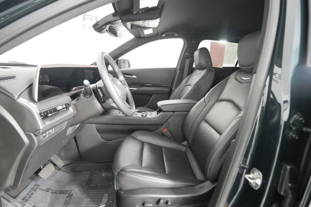 Used 2024 Cadillac XT4 Luxury w/ Cold Weather Package FWD image 9