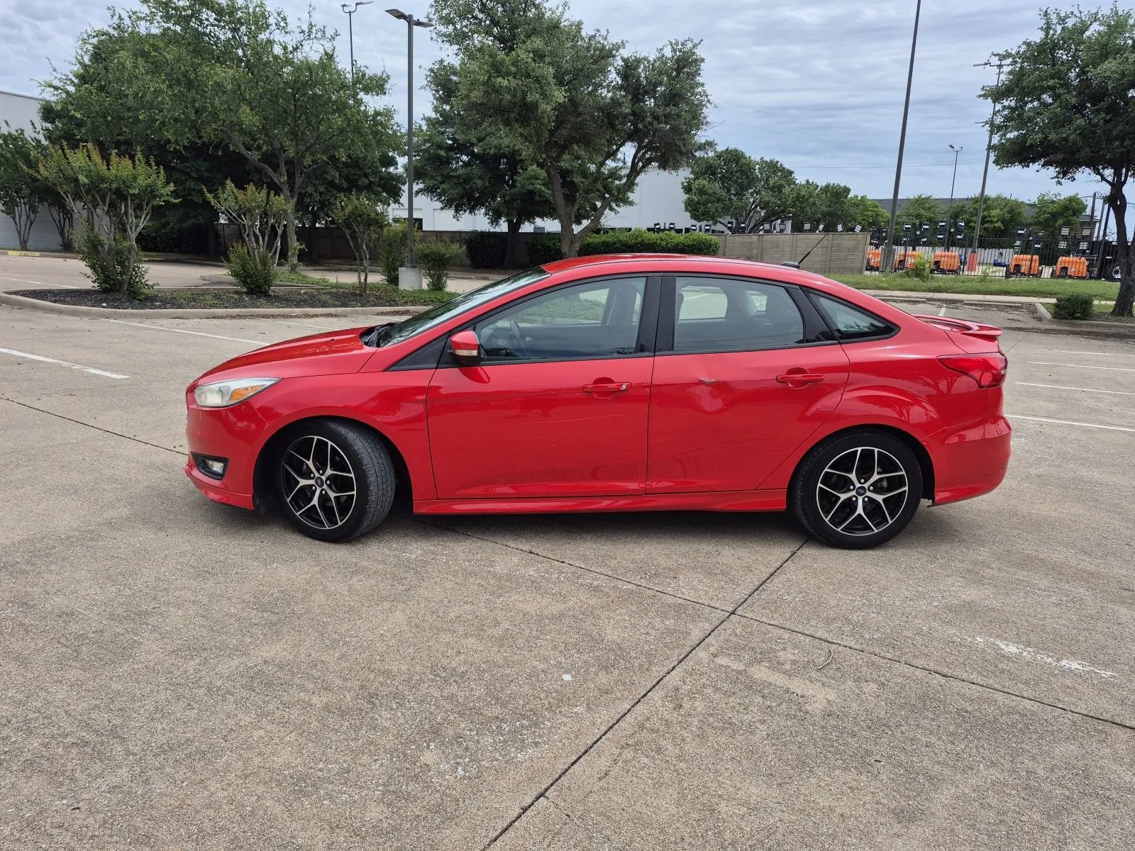 Used 2016 Ford Focus SE w/ SE Sport Package FWD image 2