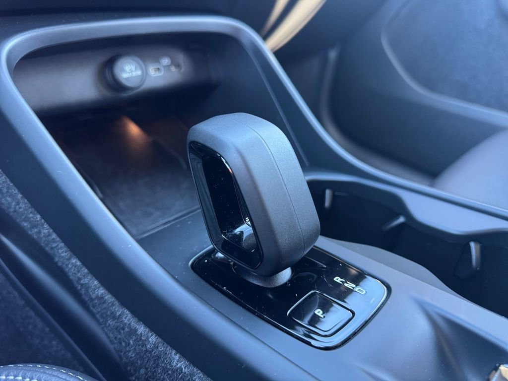 Certified 2025 Volvo XC40 B5 Core image 16