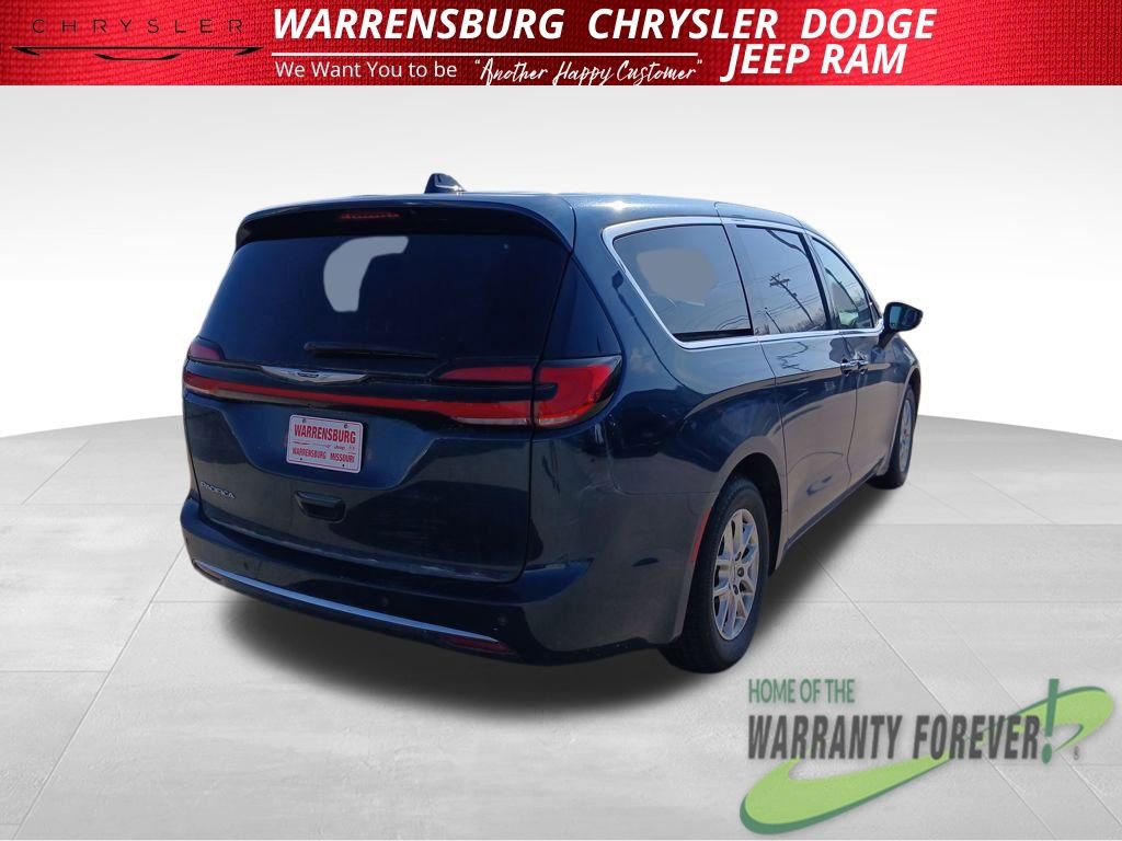 Used 2023 Chrysler Pacifica Touring-L image 3