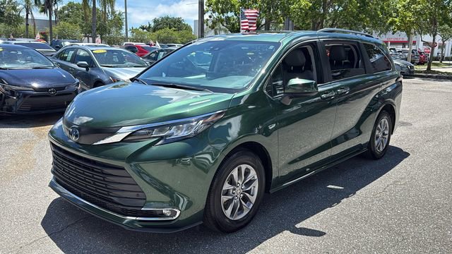 Certified 2022 Toyota Sienna XLE image 3