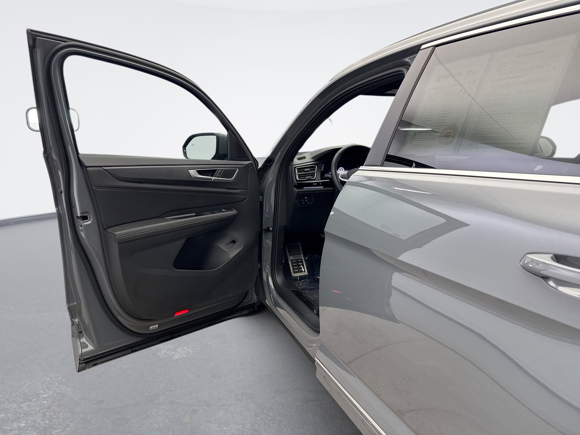 Used 2024 Volkswagen Atlas Cross Sport SEL R-Line image 9