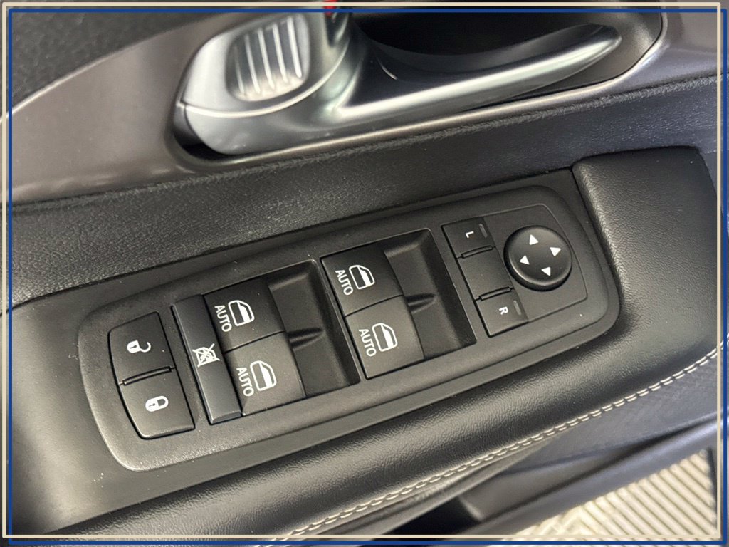 Certified 2025 Chrysler Pacifica Select FWD image 30