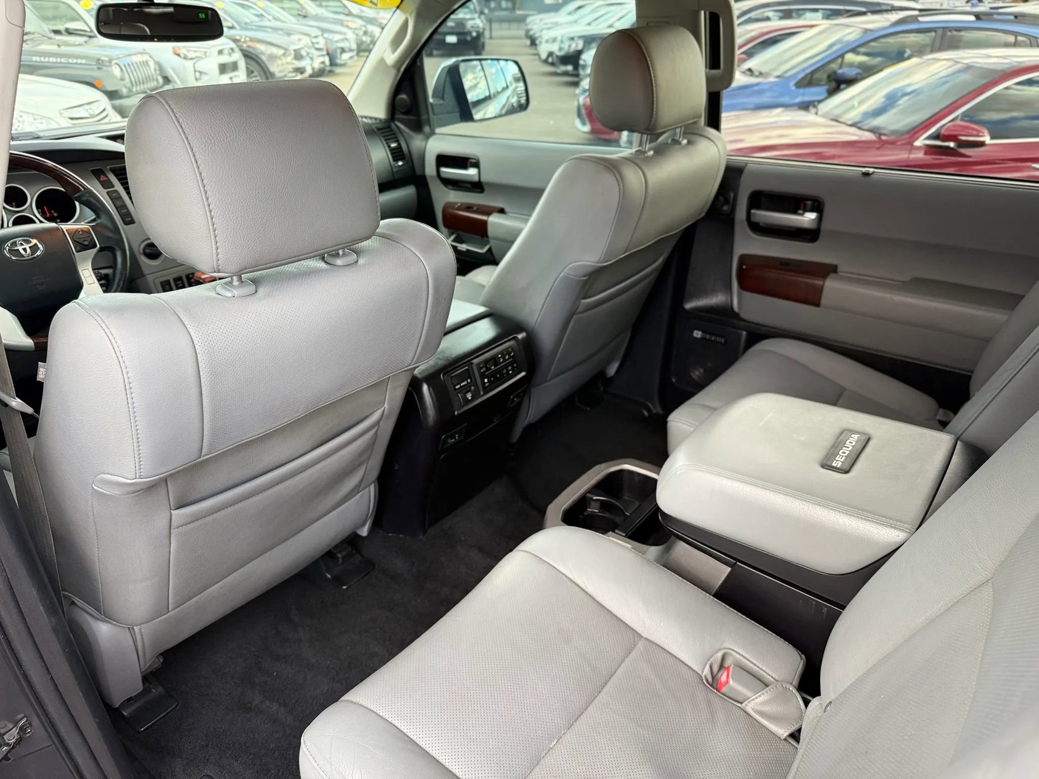 Used 2014 Toyota Sequoia Platinum w/ Preferred Accessory Package AWD/4WD image 15