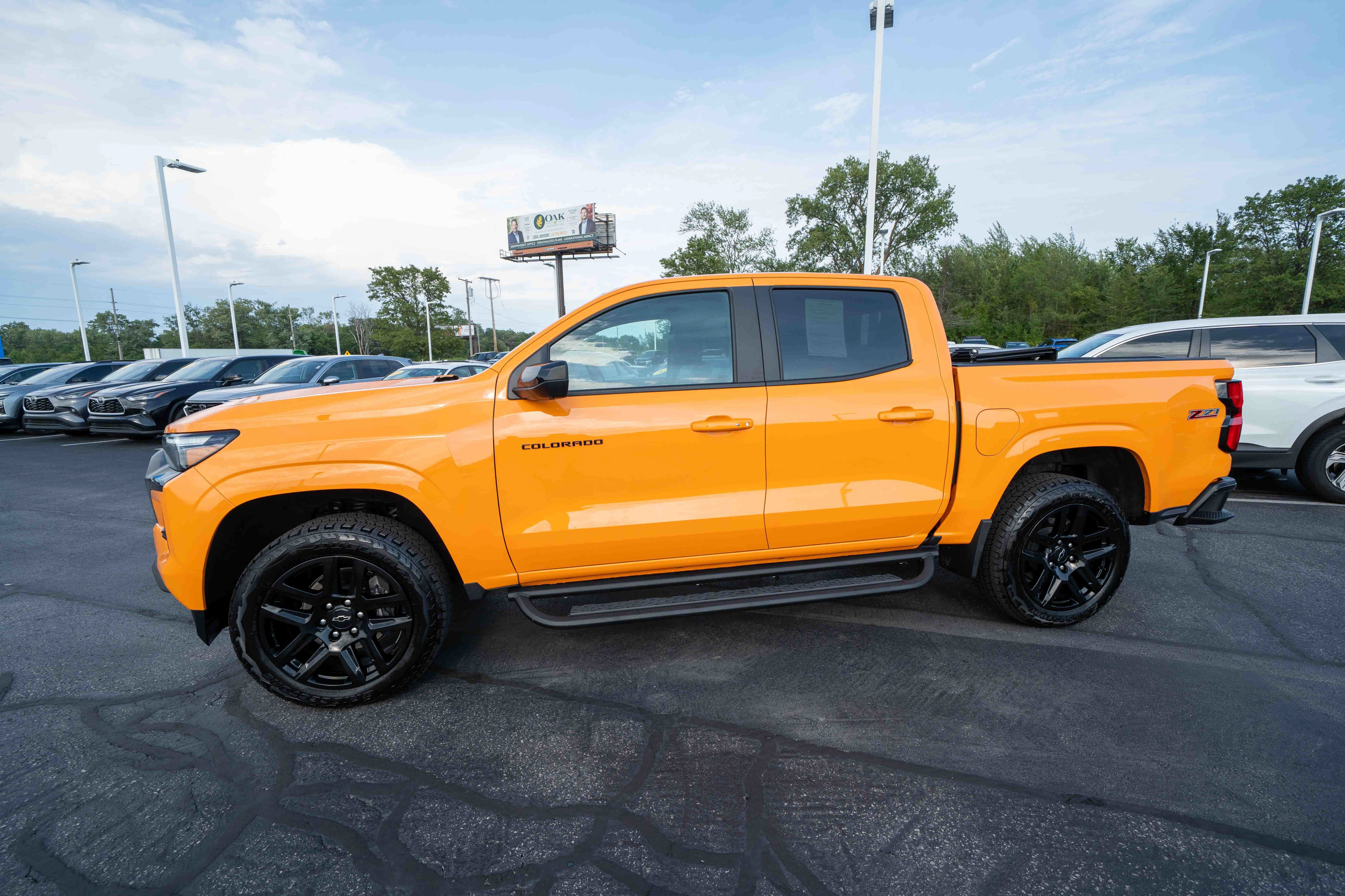 Used 2025 Chevrolet Colorado Z71 w/ Technology Package AWD/4WD image 3