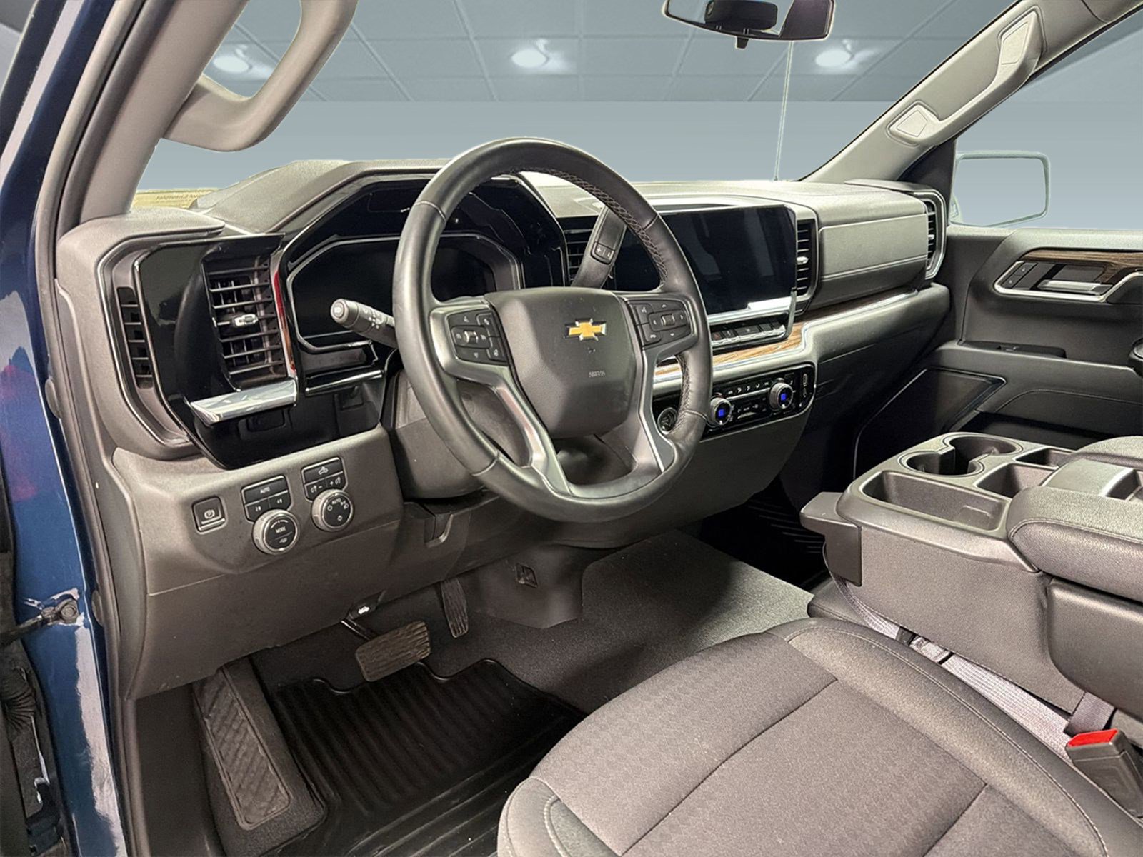 Used 2023 Chevrolet Silverado 1500 LT image 3