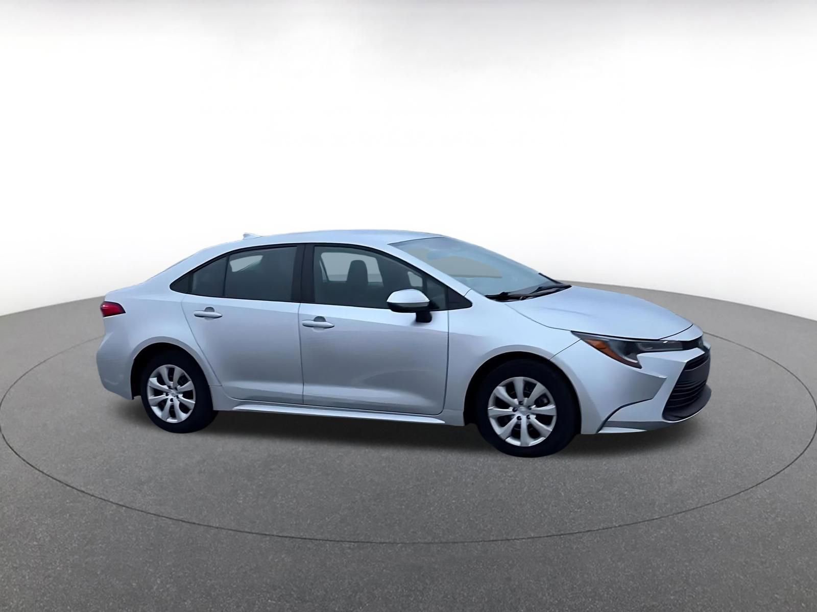 Used 2025 Toyota Corolla LE image 2