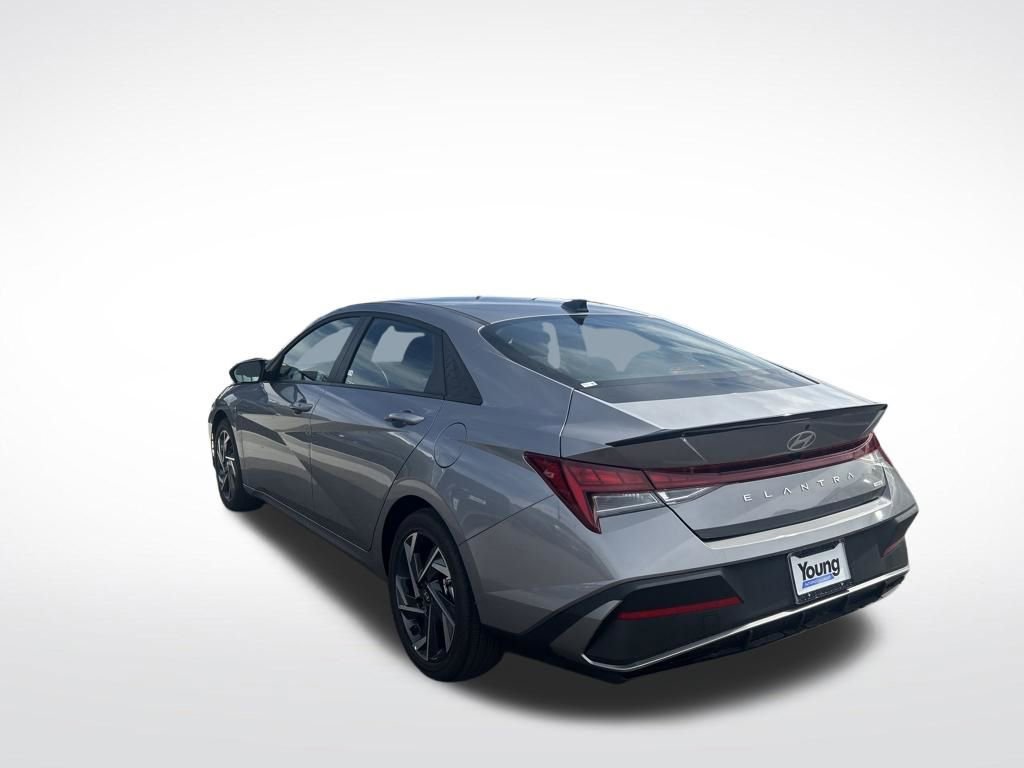 Used 2025 Hyundai Elantra SEL image 7