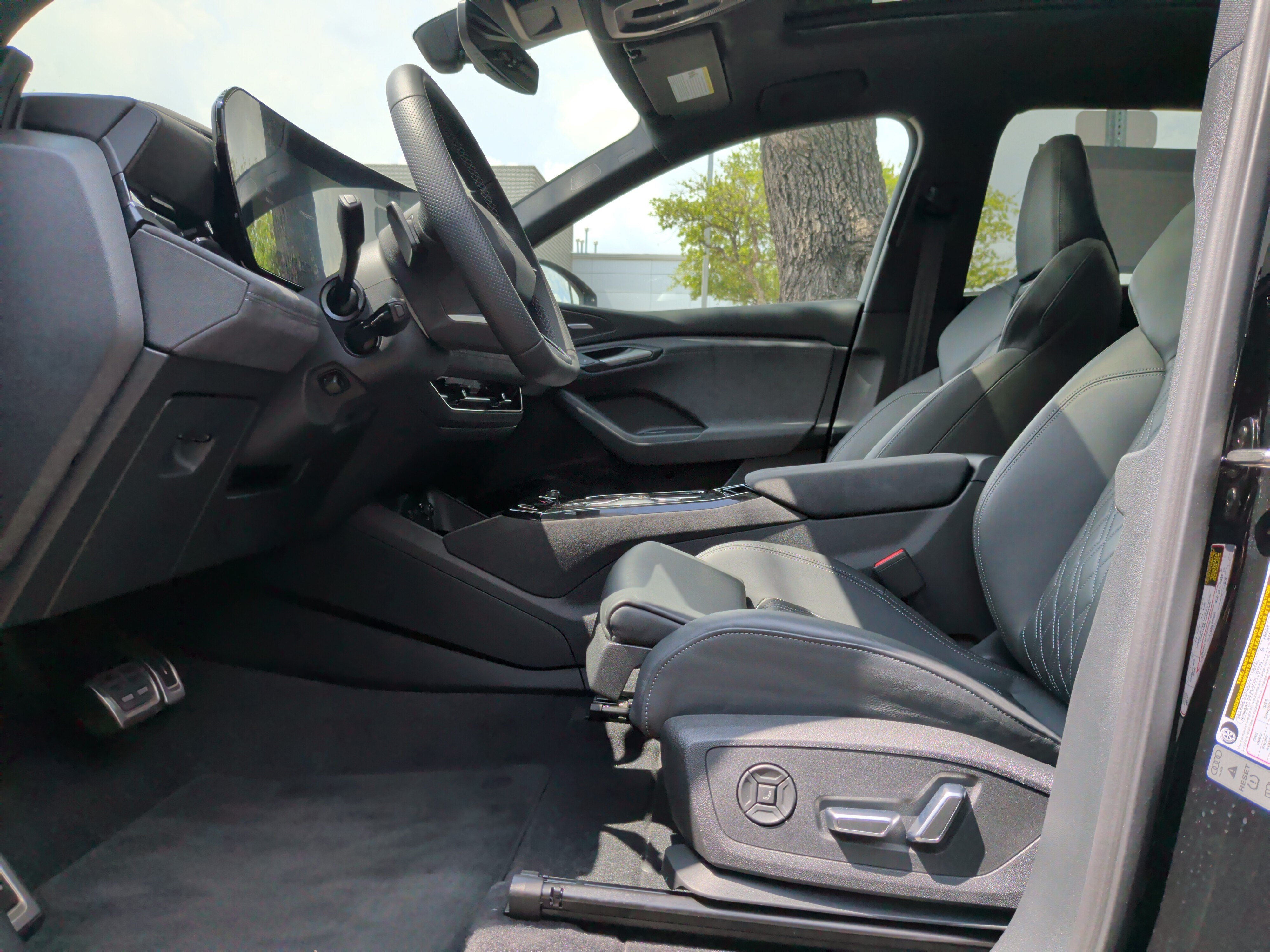 Certified 2025 Audi SQ6 e-tron Prestige w/ Premium Plus AWD/4WD image 16