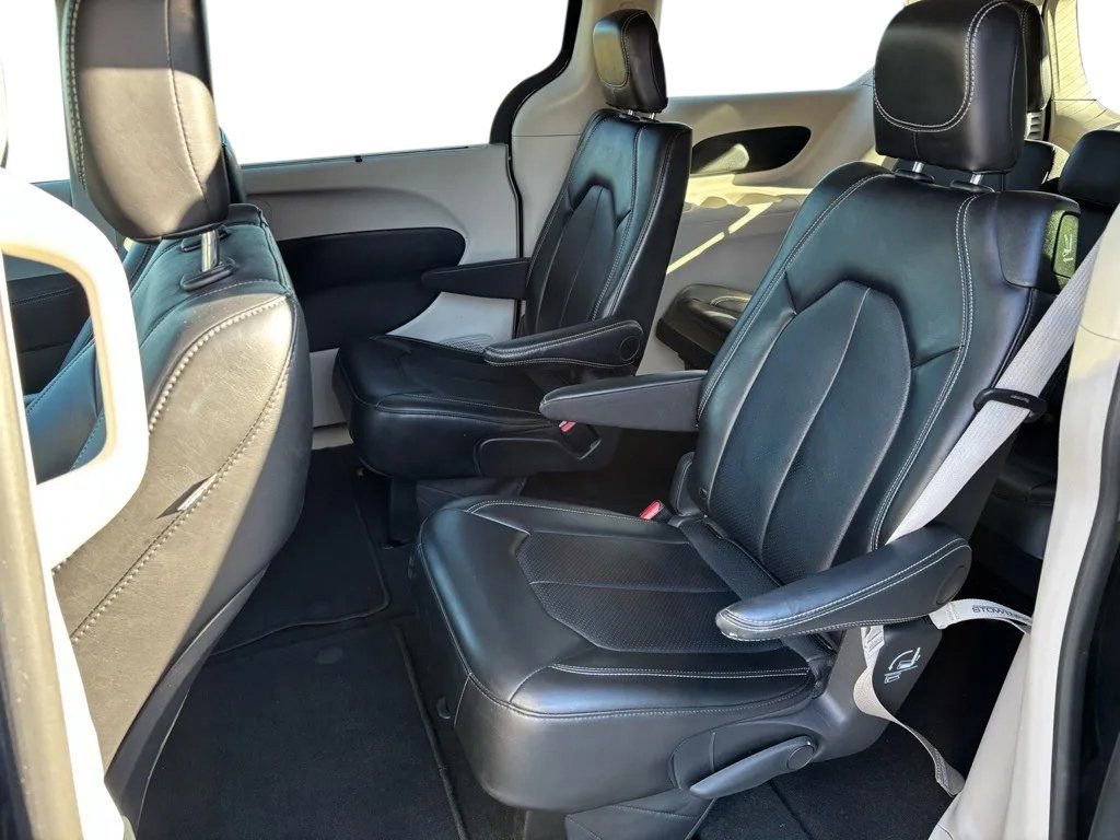 Used 2024 Chrysler Pacifica Touring-L image 22