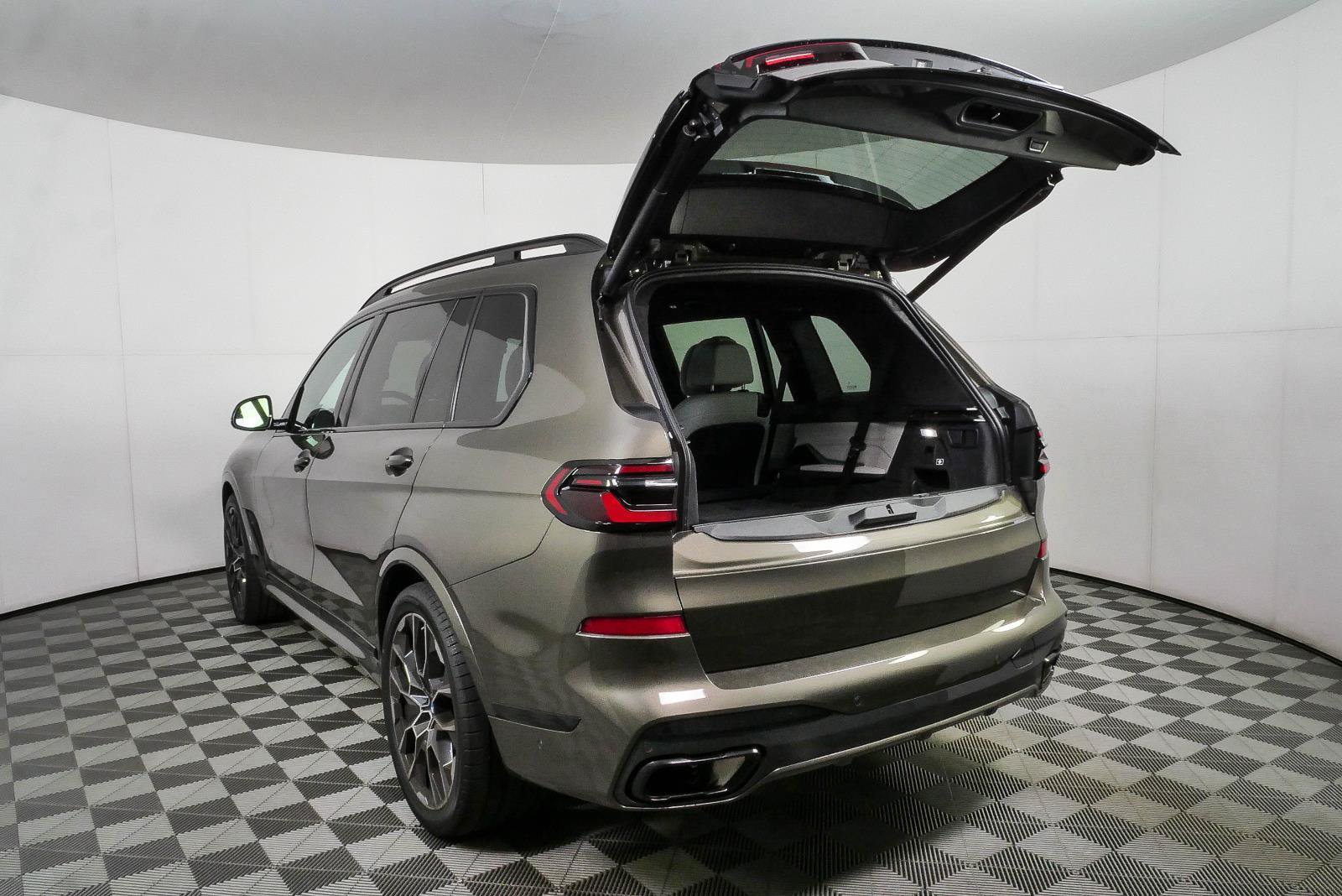 Used 2025 BMW X7 xDrive40i w/ M Sport Package AWD/4WD image 35