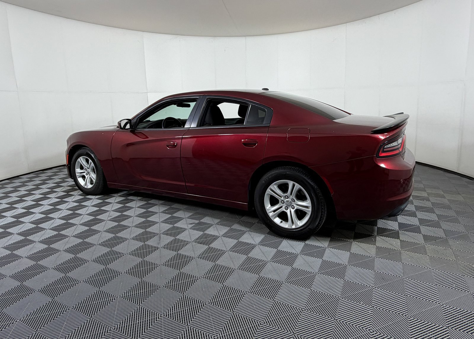 Used 2018 Dodge Charger SXT image 3