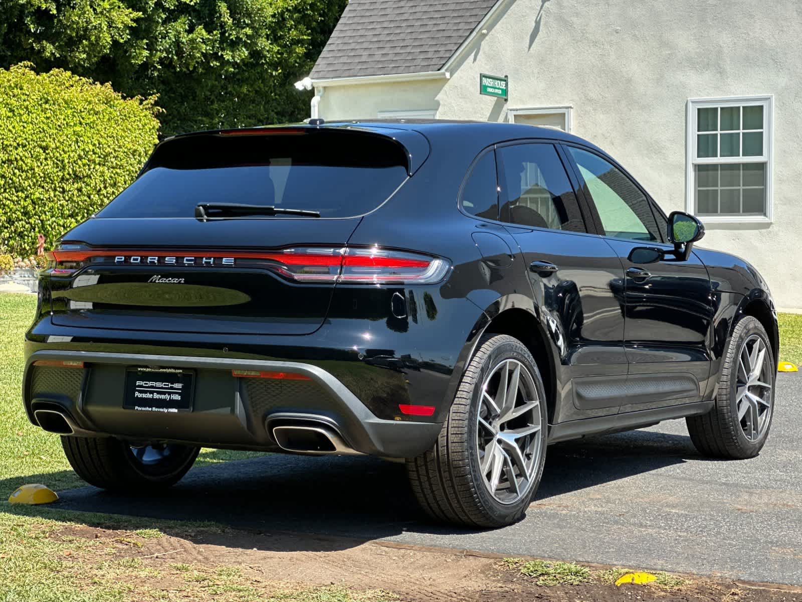 Certified 2025 Porsche Macan AWD/4WD image 8