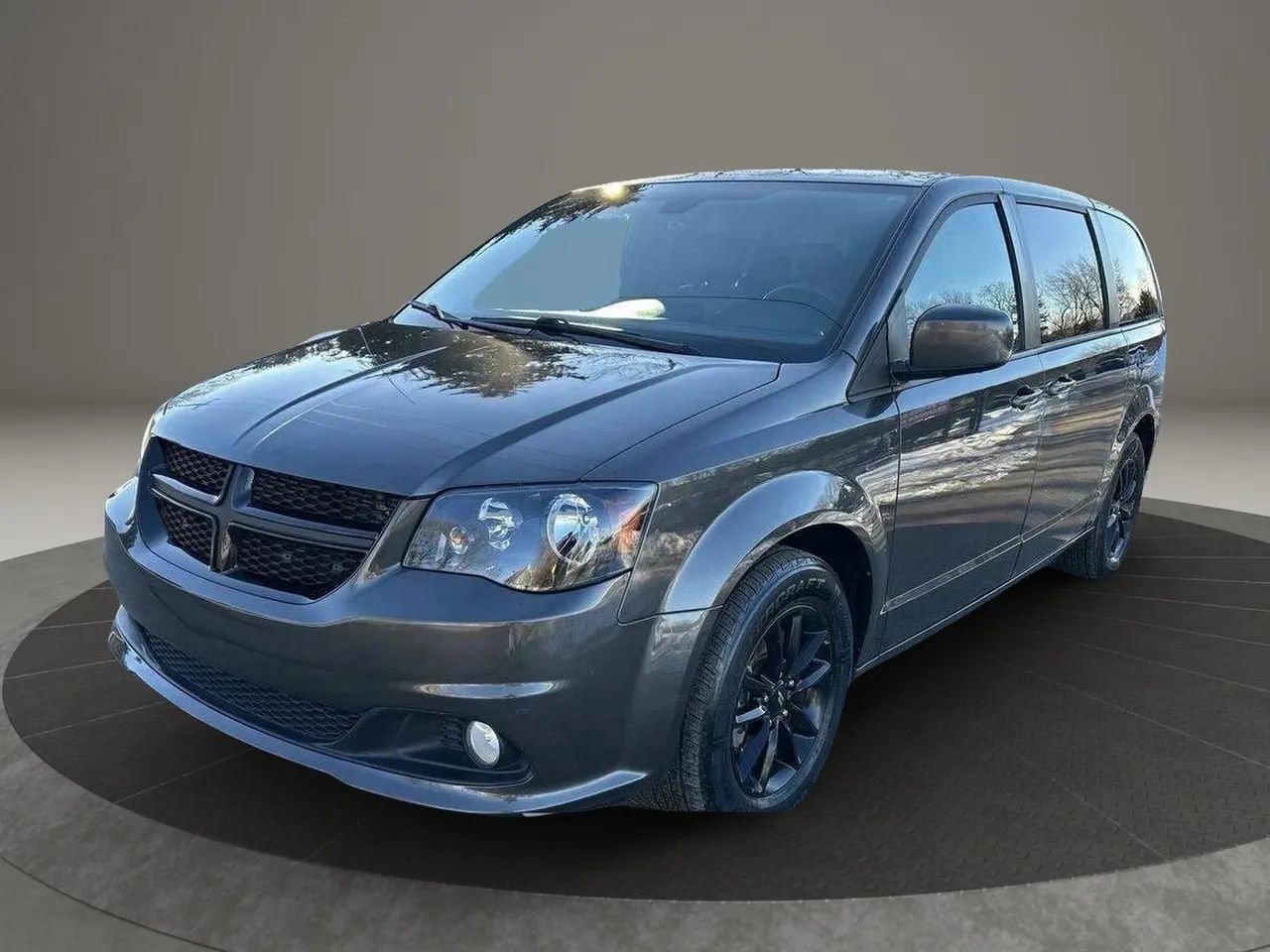 Used 2020 Dodge Grand Caravan SXT w/ Driver Convenience Group FWD image 1