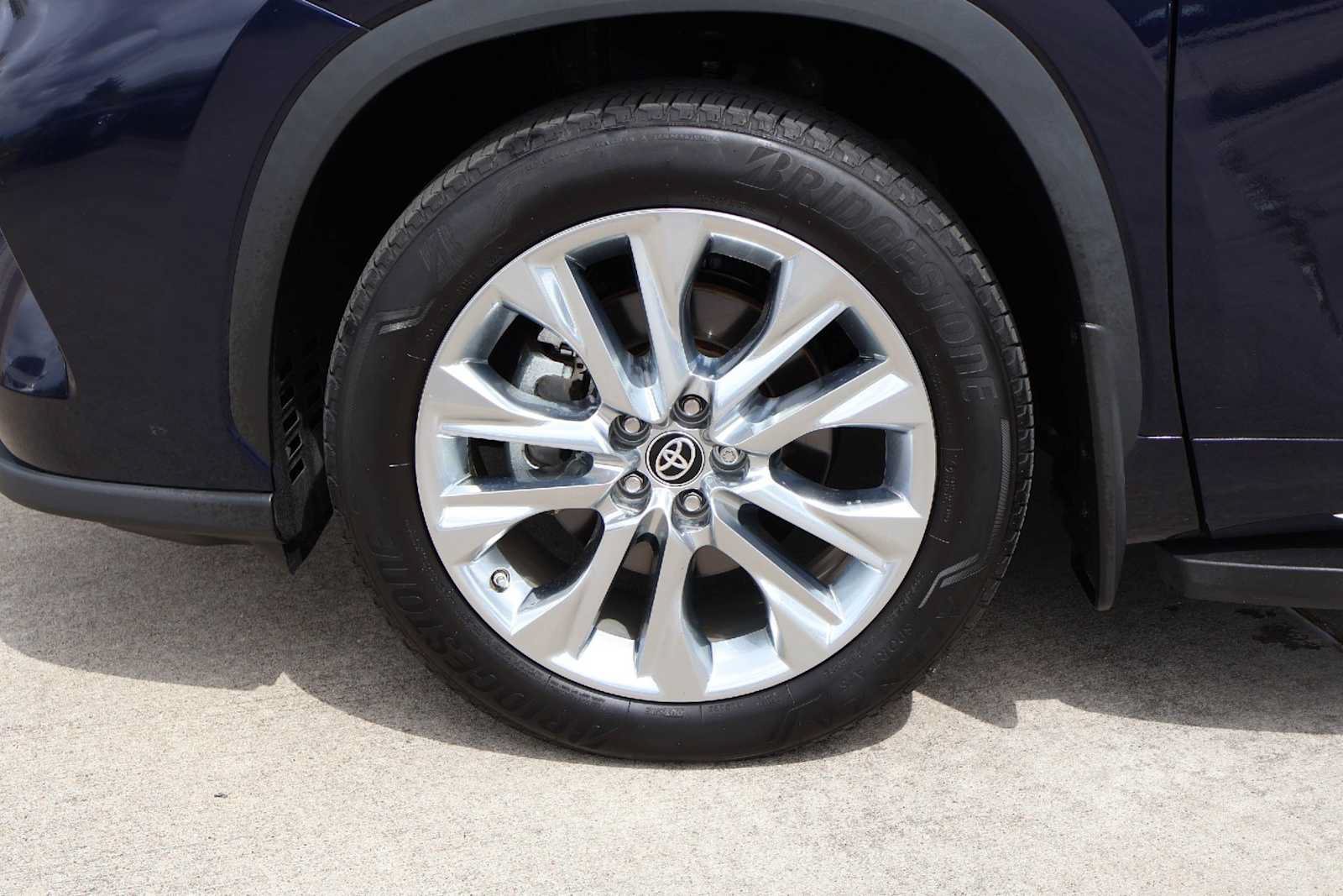 Used 2024 Toyota Highlander Limited FWD image 8