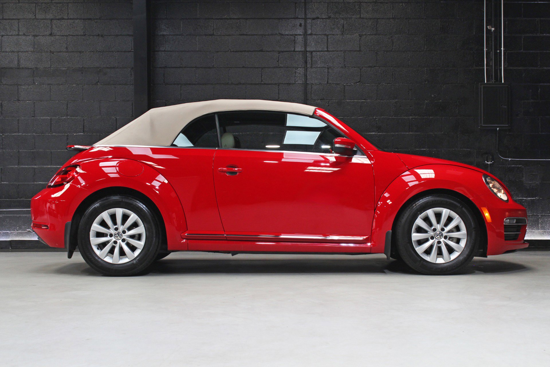 Used 2017 Volkswagen Beetle 1.8T SE FWD image 25
