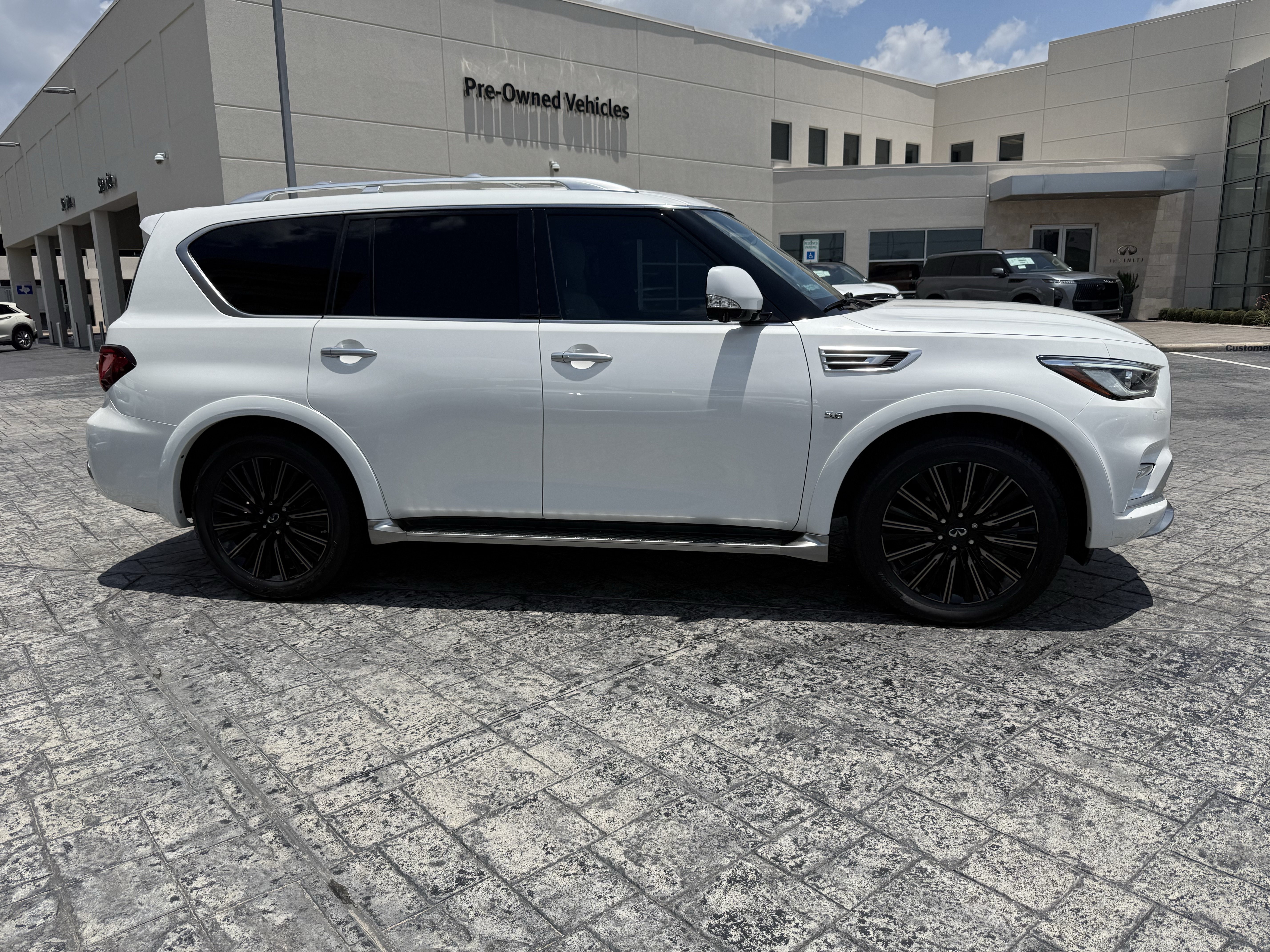 Used 2020 INFINITI QX80 Limited w/ All-Season Package AWD/4WD image 8