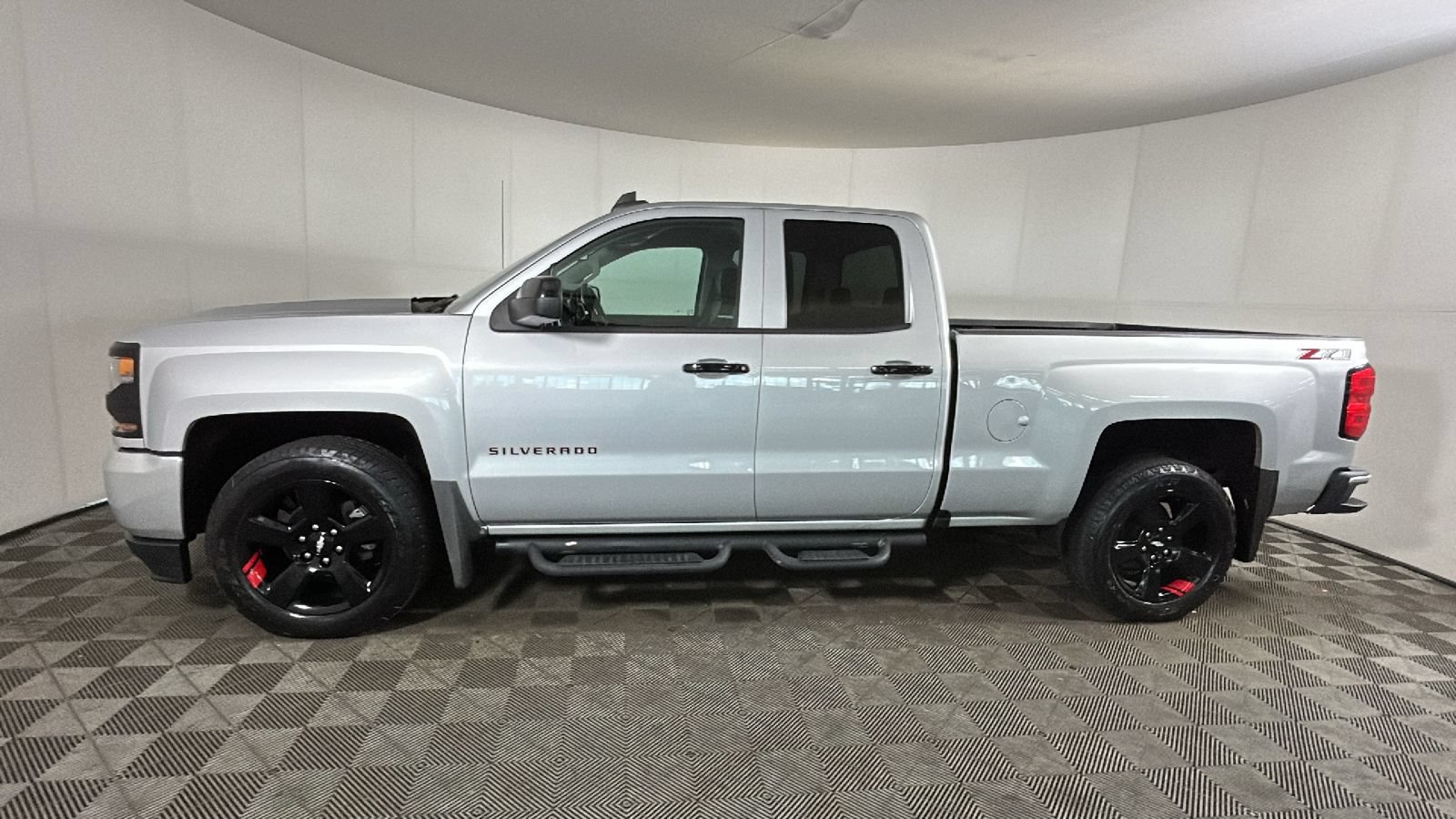 Used 2018 Chevrolet Silverado 1500 LT w/ Redline Edition AWD/4WD image 7