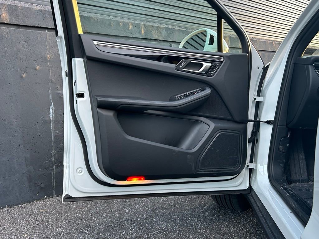 Certified 2025 Porsche Macan image 18