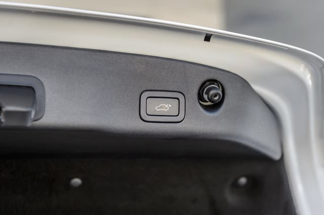 Used 2019 Jaguar XJ L Portfolio RWD image 12
