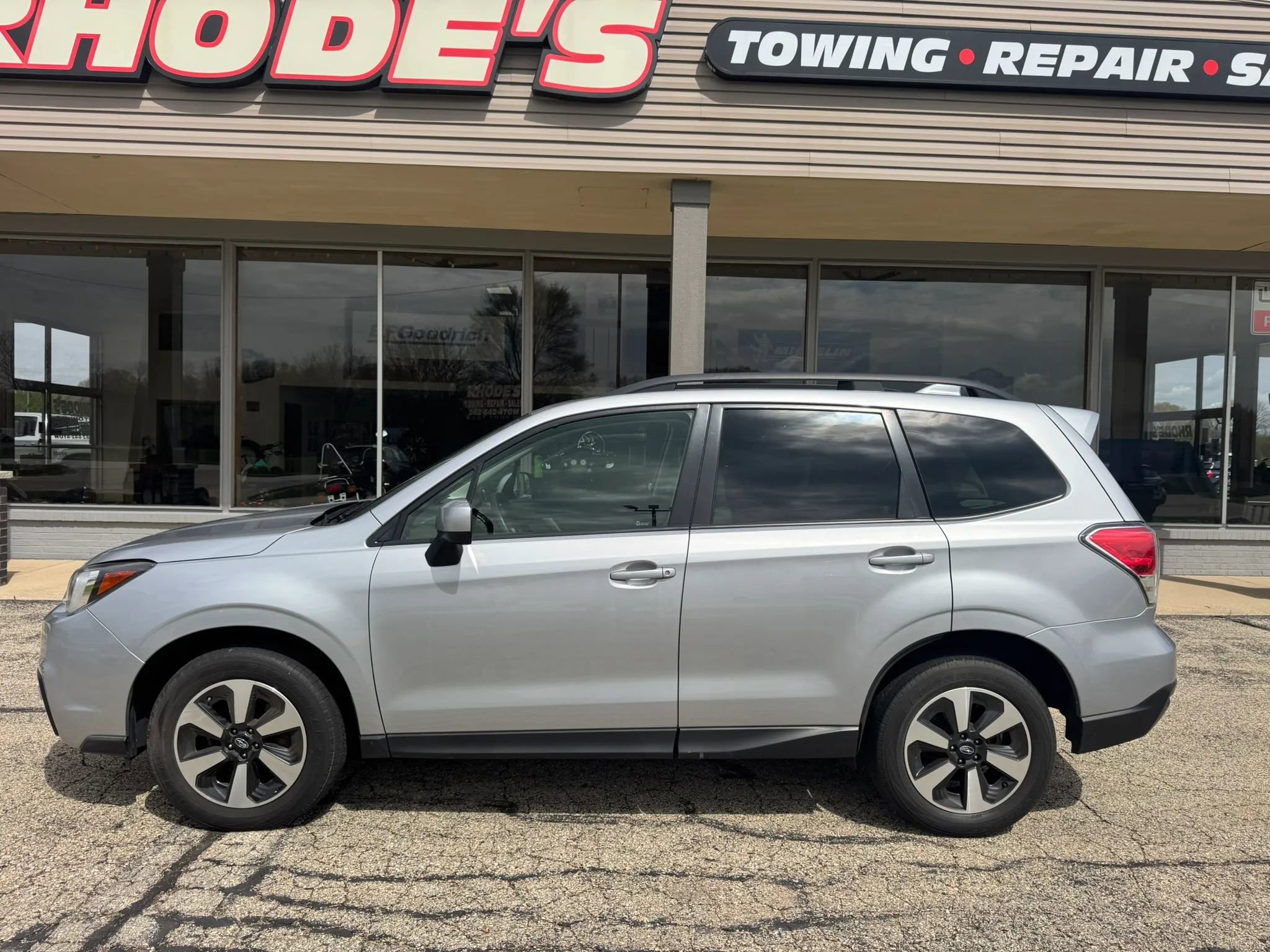 Used 2018 Subaru Forester 2.5i Premium w/ Popular Package #3A AWD/4WD image 2