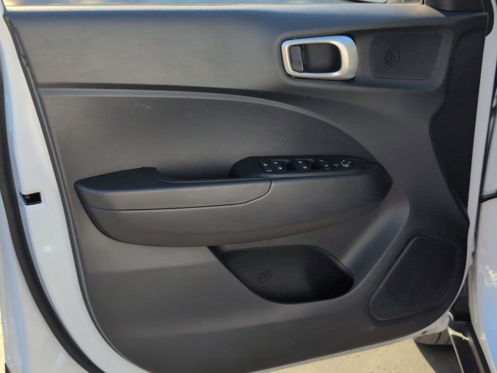 Used 2025 Hyundai Venue SEL FWD image 11