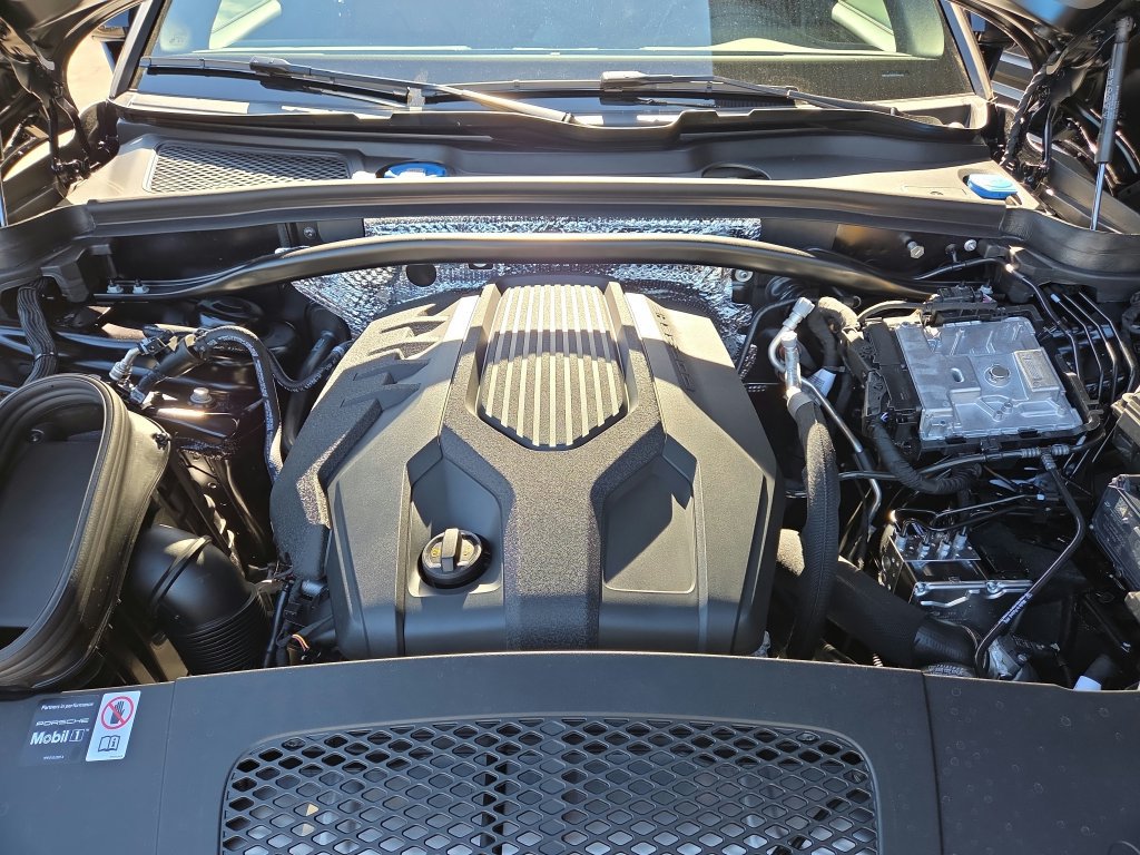 Certified 2026 Porsche Macan AWD/4WD image 32