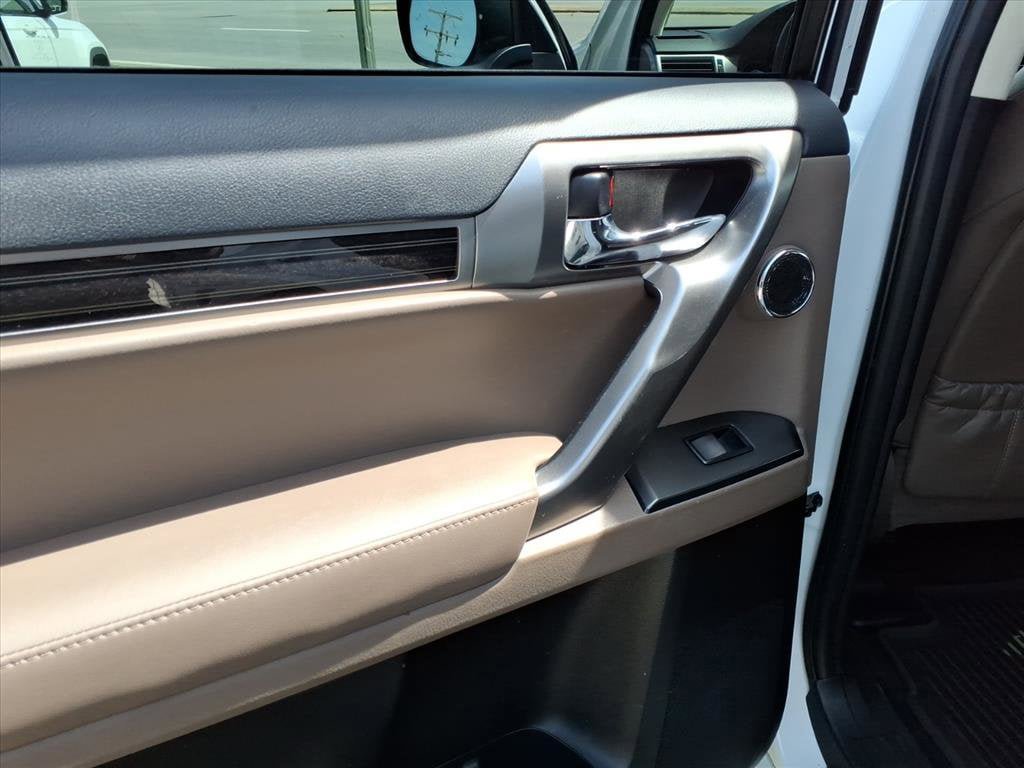 Used 2023 Lexus GX 460 Luxury w/ Sport Design Package AWD/4WD image 8