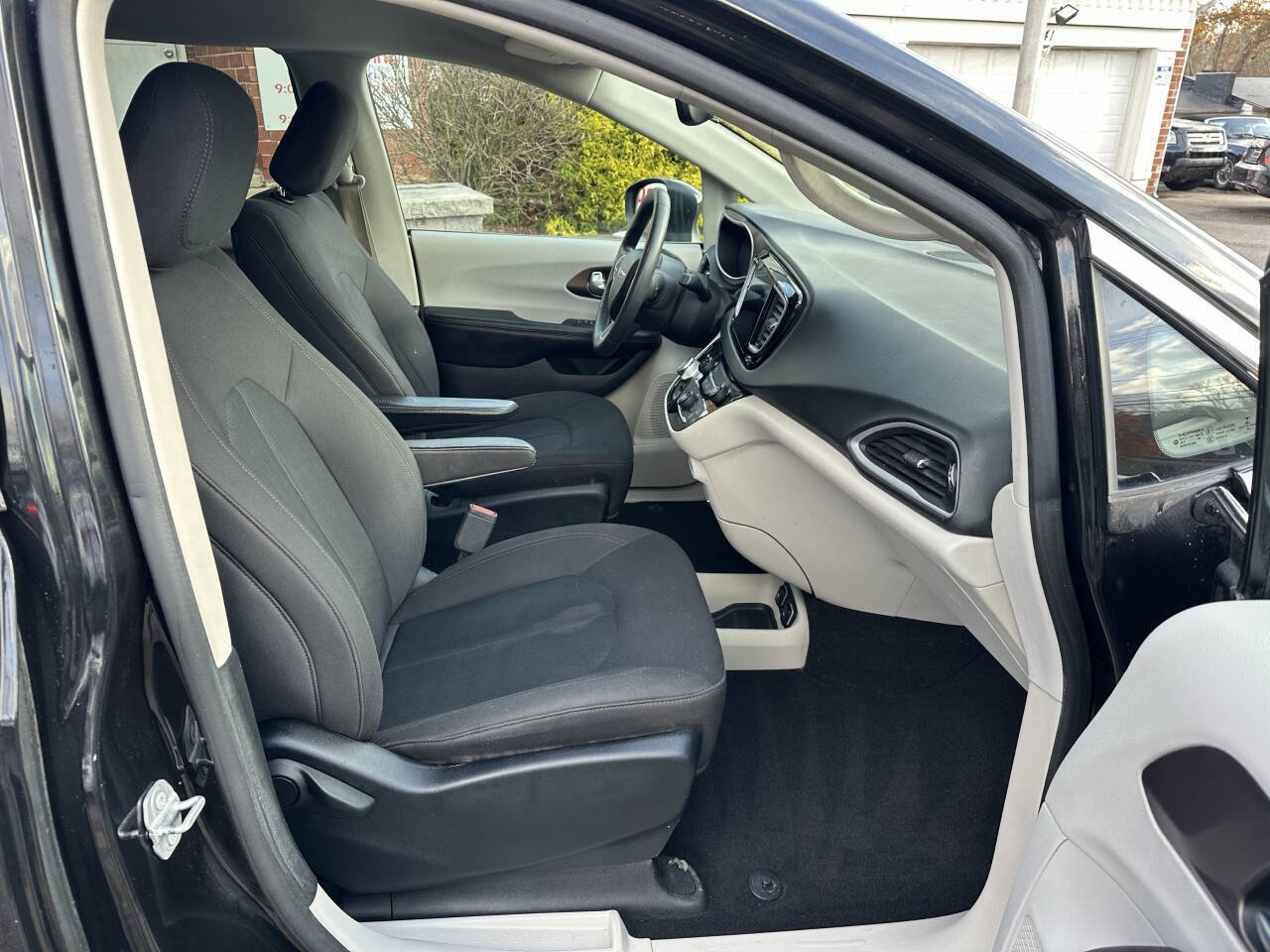 Used 2017 Chrysler Pacifica Touring image 26